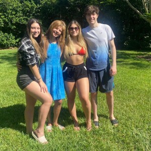 Marina e Sofia Liberato, de 17 anos, entraram na briga judicial para defender a mãe