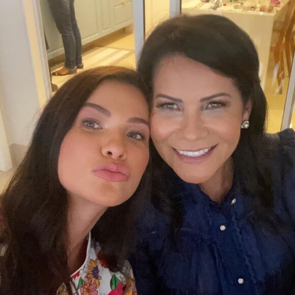 Andressa Suita, sem falar dos boatos de gravidez, publicou foto ao lado da mãe, Suely Suita