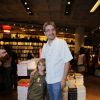 Andrucha Waddington leva o filho Antonio para prestigiar a mãe na livraria da Travaessa, no Rio de Janeiro