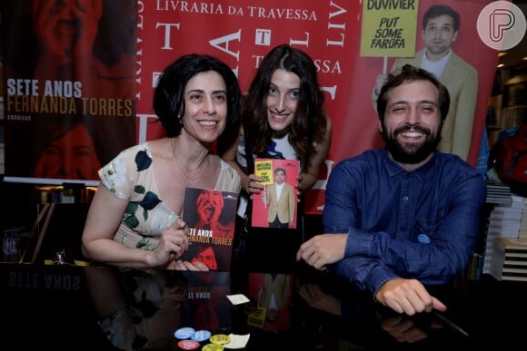 Após anunciar separação, Clarice Falcão prestigia o lançamento do livro do ex-marido, Gregório Duvivier, que fez lançamento simultâneo com Fernanda Torres