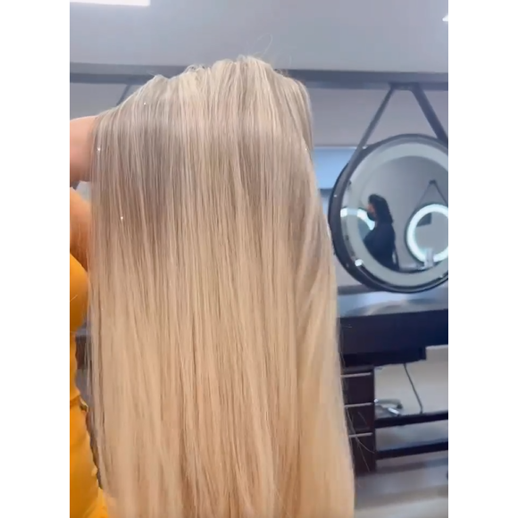 Megahair de Deolane Bezerra passou por manutenção e a advogada mostrou os bastidores no Instagram Stories