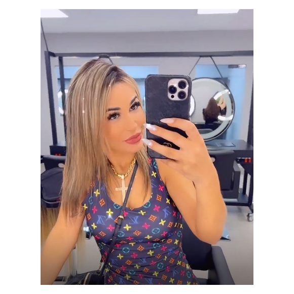 Deolane Bezerra comemora crescimento do cabelo natural sem megahair: 'Essa é a realidade, mas tá crescendo'