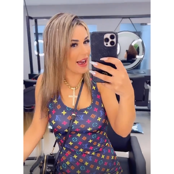 Deolane Bezerra mostra cabelo sem megahair ao fazer manutenção do visual