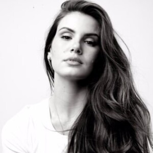 Dispensada da Globo, Camila Queiroz acusou a emissora de punição