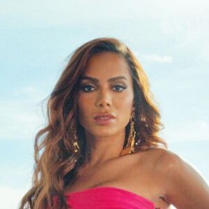 Anitta aposta em vestido de grife para Grammy Latino