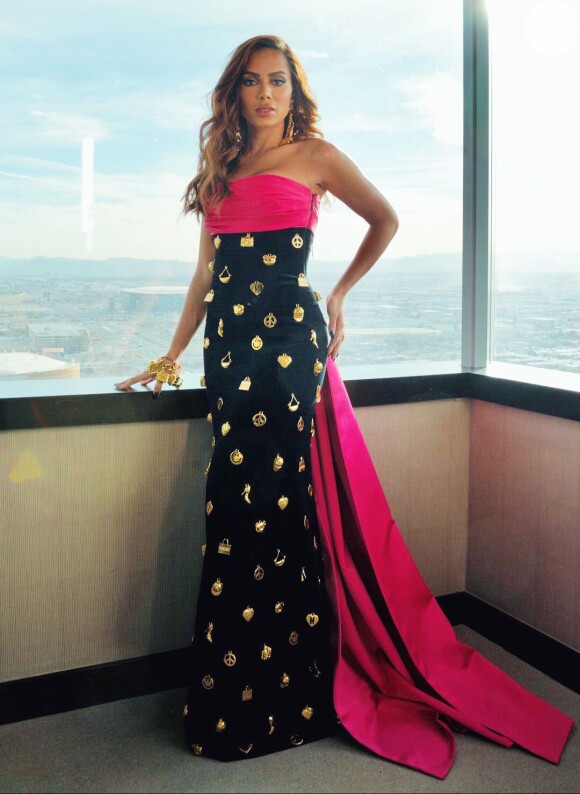 Anitta aposta em vestido de grife para Grammy Latino