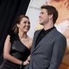 Noivado de Liam Hemsworth com Miley Cyrus é desconversado pelo