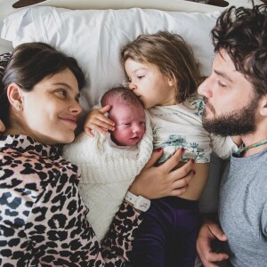 Chay Suede e Laura Neiva apresentam o segundo filho, José