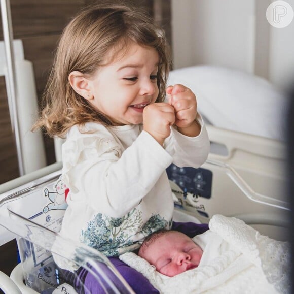 Chay Suede e Laura Neiva também são pais de Maria, de 1 ano, que aparece ao lado do irmão recém-nascido, José