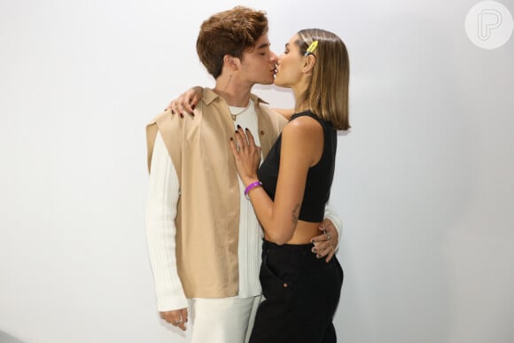 João Figueiredo, marido de Sasha, beijou a modelo antes do desfile na 52ª edição da SPFW