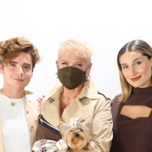 Xuxa, Luciano Szafir e João Figueiredo posaram com Sasha nos bastifores da SPFW após o desfile