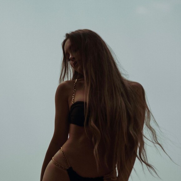 Carla Diaz: biquíni preto com correntes é inspiração para o verão