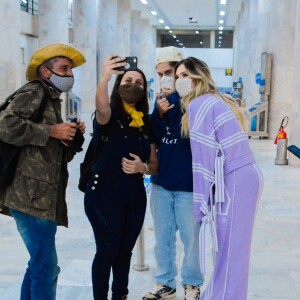 No aeroporto, Virgínia Fonseca posa com fãs para foto