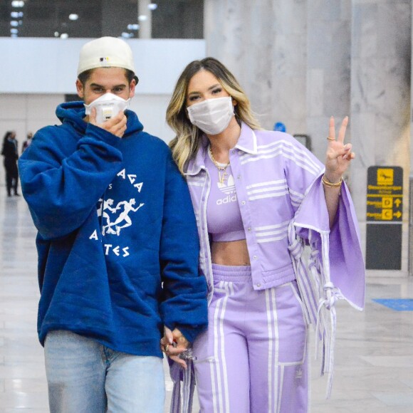 Conjunto de Virgínia Fonseca: calça e casaco lilás são destaque em produção para viagem