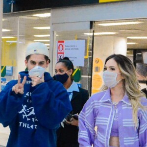 Zé Felipe e Virgínia Fonseca desembaram no Rio de Janeiro e o look da influenciadora chamou atenção