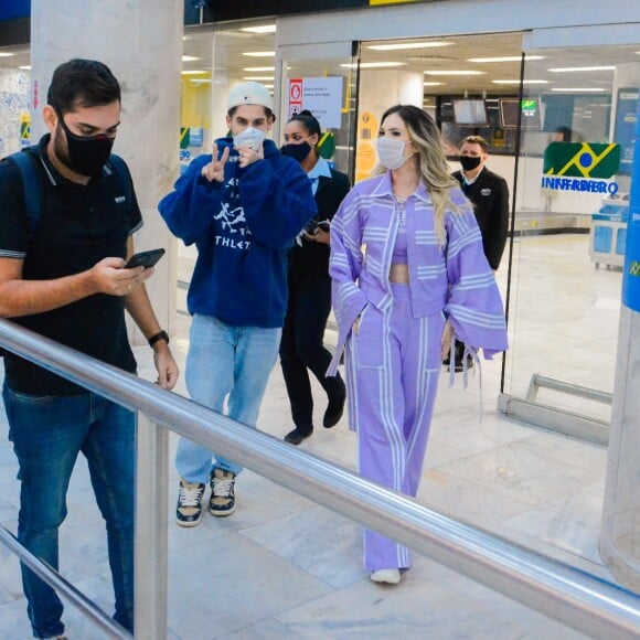 Zé Felipe e Virgínia Fonseca desembaram no Rio de Janeiro e o look da influenciadora chamou atenção