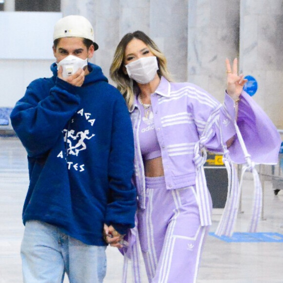 Conjunto lilás e tênis plataforma: Virgínia Fonseca usa aerolook comfy no Rio. Aos detalhes!