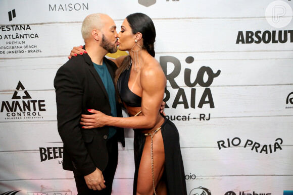 Camarote Rio Praia 2022: Gracyanne Barbosa e Belo posaram aos beijos para fotógrafos no evento