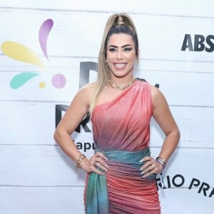 Camarote Rio Praia: Thay Magalhães, rainha de bateria da Tuiuti, posou na entrada do evento com look colorido curtíssimo