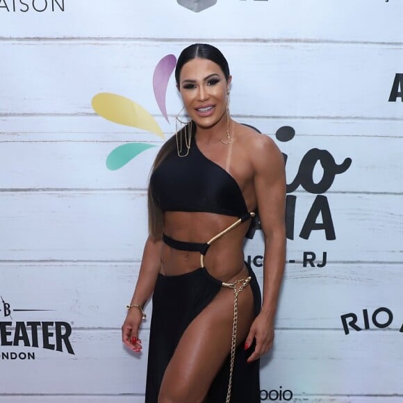 Houve quem dissesse que Gracyanne Barbosa dispensou a calcinha ao se vestir para o evento do Camarote Rio Praia, que aconteceu nesta terça (23)