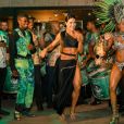 Gracyanne Barbosa mostrou gingado ao sambar com passista da Mocidade em evento de lançamento do Camarote Rio Praia