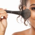 Bronzer na maquiagem dá efeito iluminado à pele do rosto