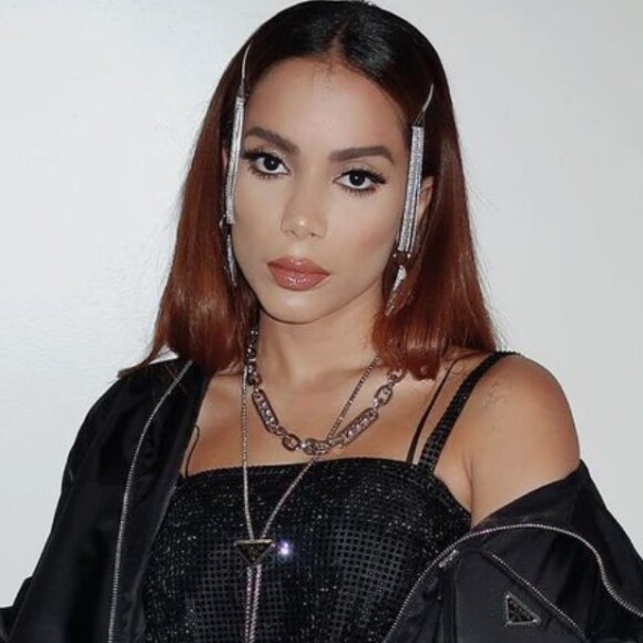 Anitta e Arrascaeta passam a se seguir após elogio da cantora