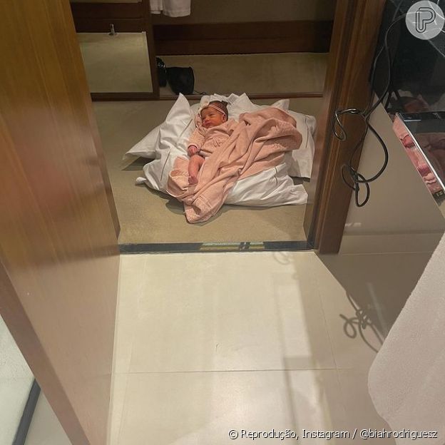 Biah Rodrigues mostra filha 'esperando' por ela da porta do banheiro, deitada sobre almofadas