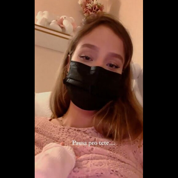 Mais recentemente, Biah Rodrigues passou a usar máscara para amamentar a filha, porque Theo apresentou sinais de gripe