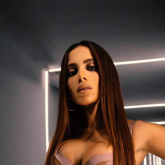 Anitta posa e exibe look curto com transparência antes da final da Libertadores