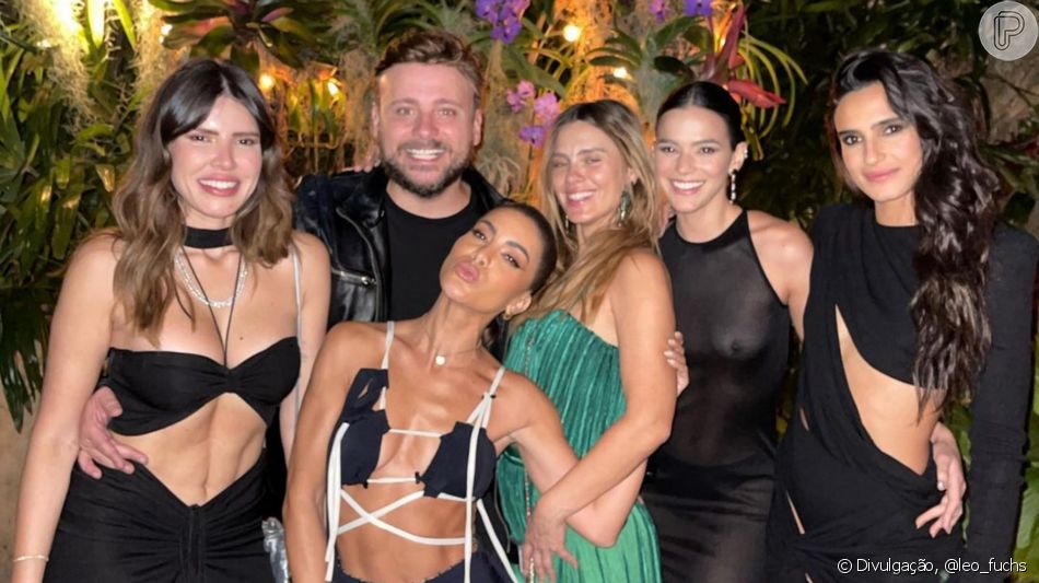 Vestido de Bruna Marquezine: atriz dispensa suti&atilde; e usa longo supertransparente. Fotos!