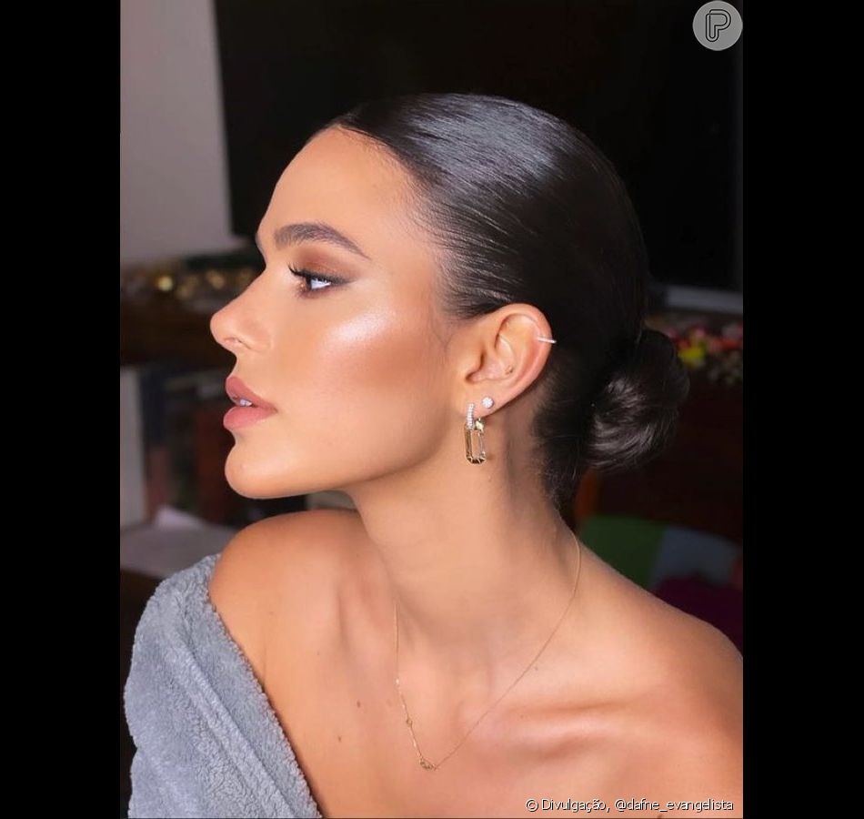 Beleza de Bruna Marquezine para evento em Miami teve pele bem iluminada e bronzer. A respons&aacute;vel pela make foi Dafne Evangelista.