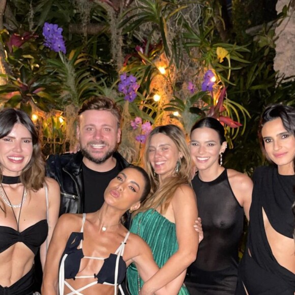 O look de Bruna Marquezine era transparente e a atriz optou por usá-lo sem sutiã