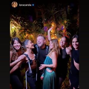 Bruna Marquezine posa com Carolina Dieckmann e mais amigas em evento na cidade de Miami