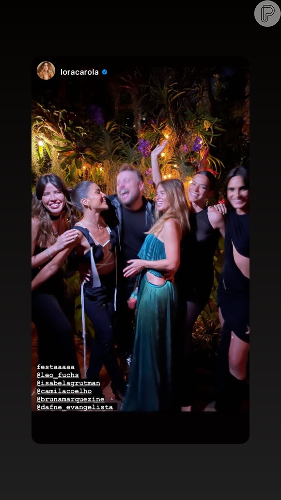 Bruna Marquezine posa com Carolina Dieckmann e mais amigas em evento na cidade de Miami