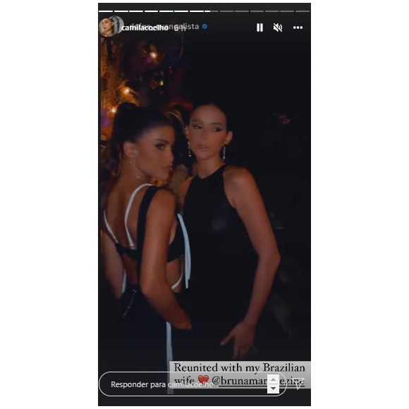 Bruna Marquezine e Camila Coelho apostaram em looks pretos mas nada básicos para evento na cidade de Miami