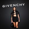 Bruna Marquezine foi ao desfile da Givenchy em Paris com sutiã transparente