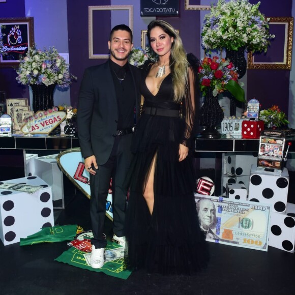 Mayra Cardi e Arthur Aguiar estiveram na festa de aniversário de 25 anos de Gabi Martins