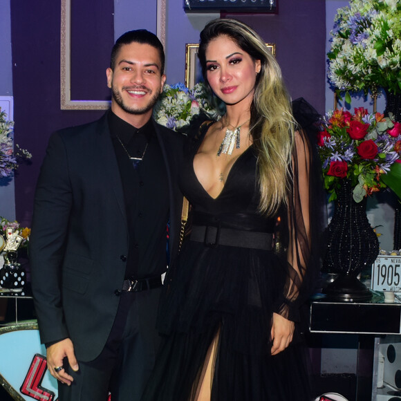 Mayra Cardi apostou em um vestido longo e rodado para festa de Gabi Martins