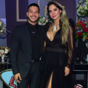 Arthur Aguiar usou um look social, combinando com Mayra Cardi, e tênis branco