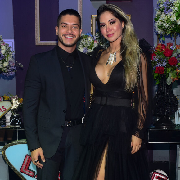 Arthur Aguiar usou um look social, combinando com Mayra Cardi, e tênis branco