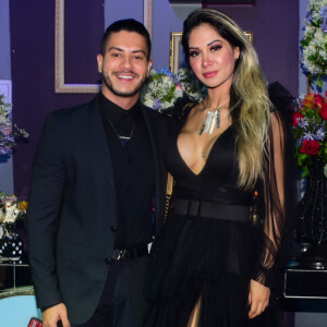 Mayra Cardi posou abraçada a Arthur Aguiar em festa de Gabi Martins