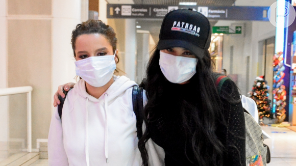 Maiara e Maraisa foram fotografadas em um aeroporto do Rio de Janeiro