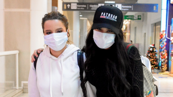 Com boné em homenagem a Marília Mendonça, Maiara e Maraisa são flagradas em aeroporto