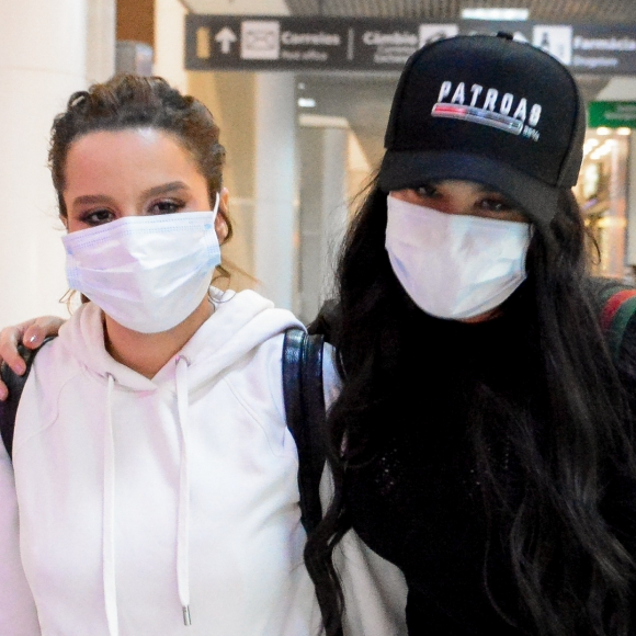 Maiara e Maraisa foram fotografadas em um aeroporto do Rio de Janeiro