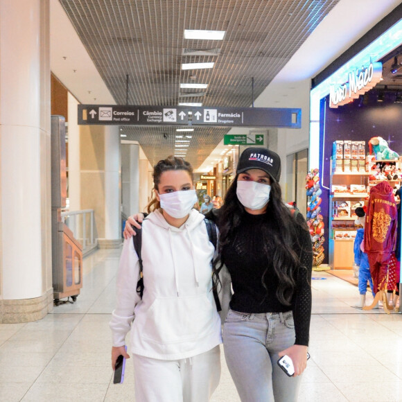 Abraçadas, Maiara e Maraisa posaram para os fotógrafos no aeroporto