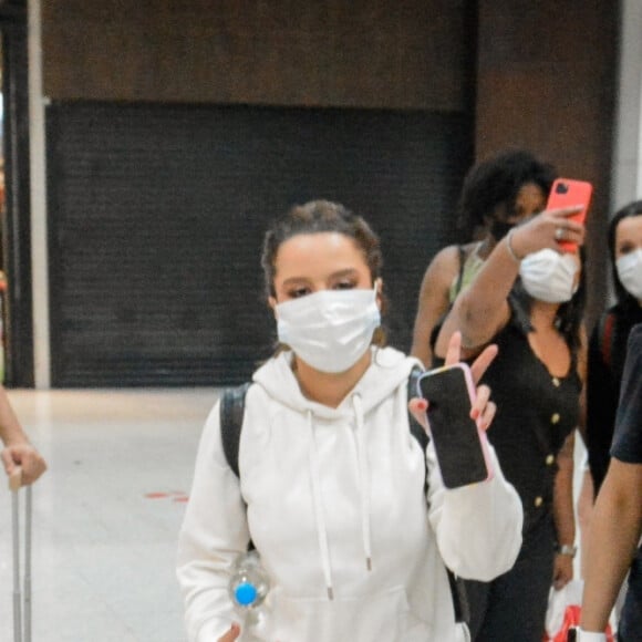 Maiara e Maraisa distribuíram selfies entre os admiradores em aeroporto do Rio de Janeiro