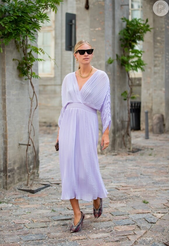 Look lilás para o Réveillon: o vestido lilás com tecido fluido é sofisticado e prático