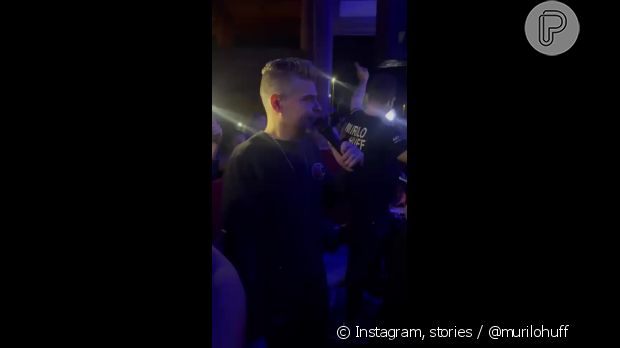 Murilo Huff se emociona ao receber irmão de Marília Mendonça, Gustavo, no palco de seu primeiro show
