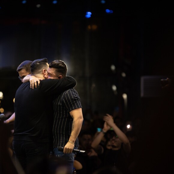 Murilo Huff foi surpreendido após Gustavo e Dom Vitor, dupla sertaneja do irmão de Marília Mendonça, subir no palco de seu show na madrugada deste sábado (04)